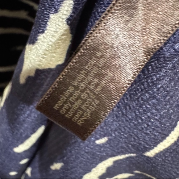 The limited flowy printed gold/ black/ blue dressy top ❤️ - Picture 4 of 8